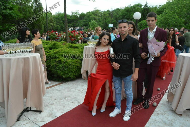 Ретро коли возиха абитуриенти от Гимназията по туризъм