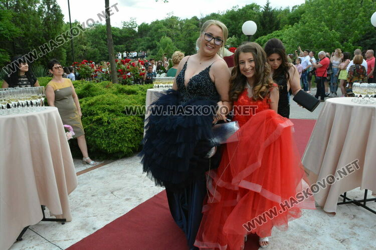 Ретро коли возиха абитуриенти от Гимназията по туризъм