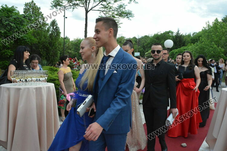 Ретро коли возиха абитуриенти от Гимназията по туризъм