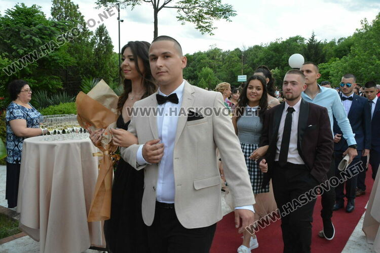 Ретро коли возиха абитуриенти от Гимназията по туризъм