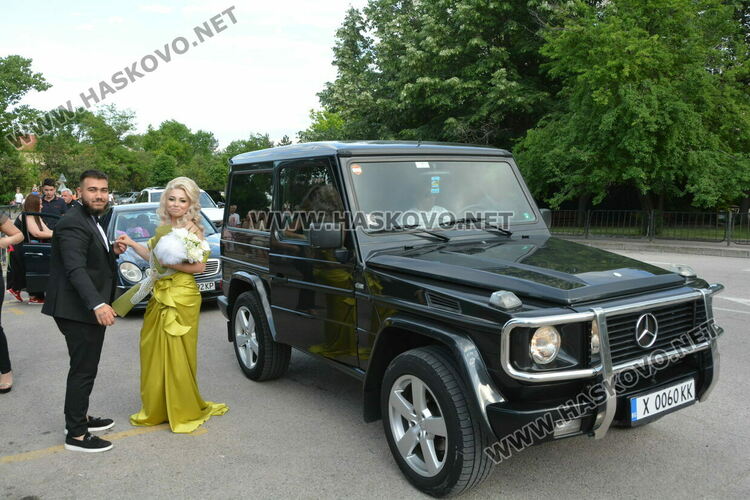 Ретро коли возиха абитуриенти от Гимназията по туризъм