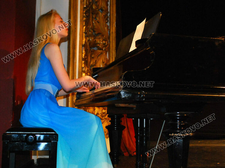 Празничен концерт и награди за трима учители и трима културни деятели за 24 май