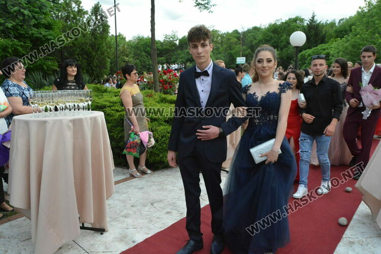 Ретро коли возиха абитуриенти от Гимназията по туризъм