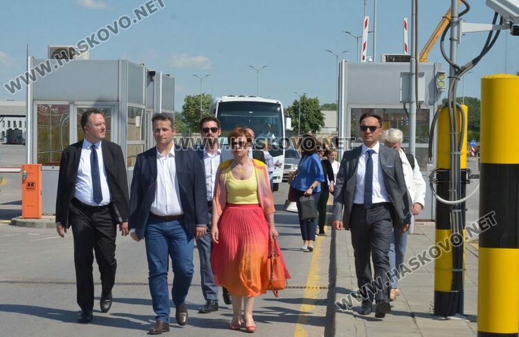 Държавата разбива частния монопол по проверките на плодовете и зеленчуците на границата с Турция