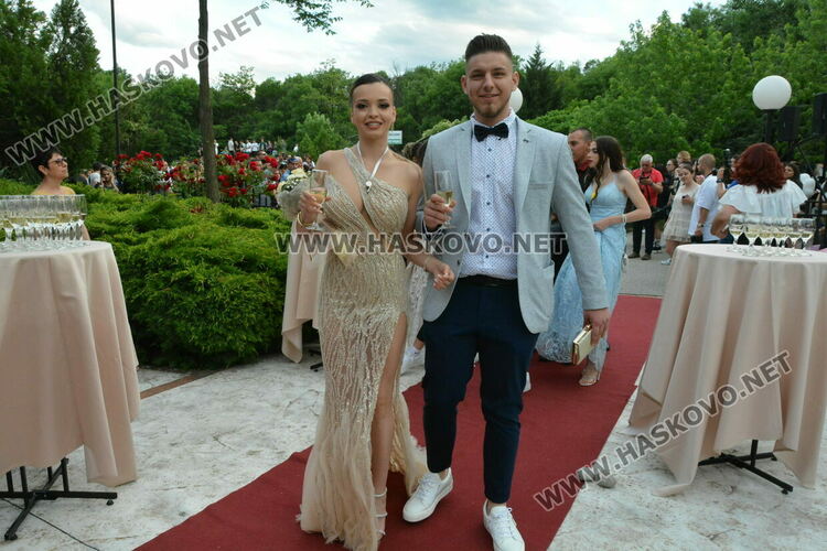 Ретро коли возиха абитуриенти от Гимназията по туризъм