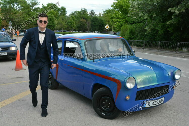 Ретро коли возиха абитуриенти от Гимназията по туризъм