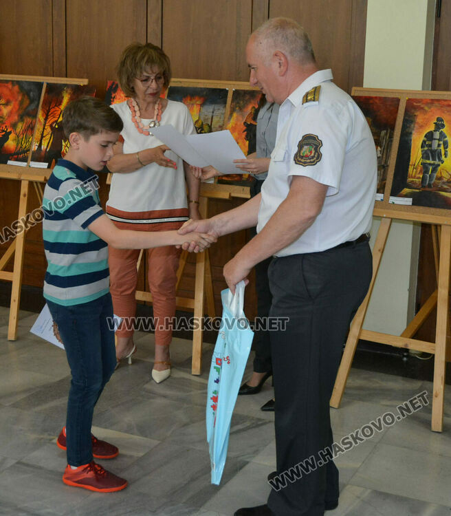 В Хасково наградиха победителите в конкурса „С очите си видях бедата“