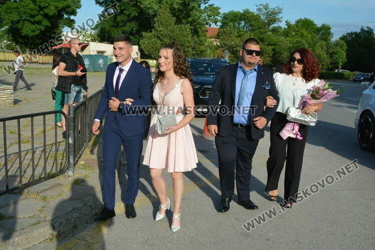 Ретро коли возиха абитуриенти от Гимназията по туризъм