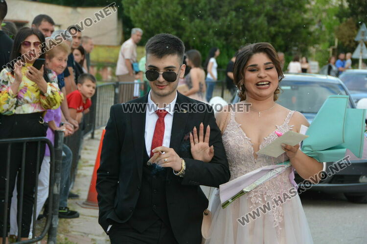 Ретро коли возиха абитуриенти от Гимназията по туризъм