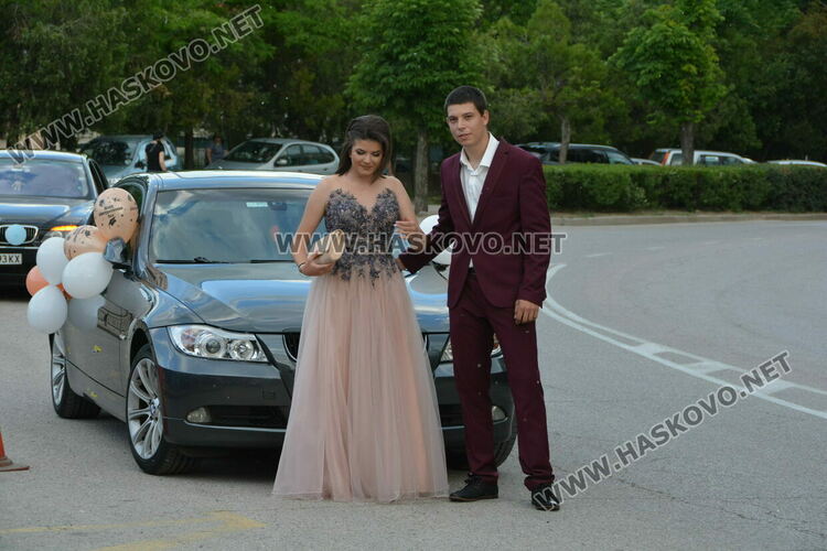 Ретро коли возиха абитуриенти от Гимназията по туризъм