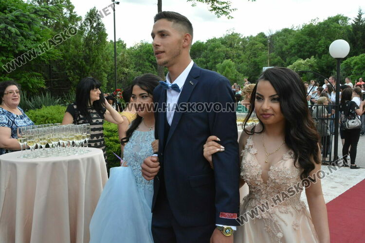 Ретро коли возиха абитуриенти от Гимназията по туризъм