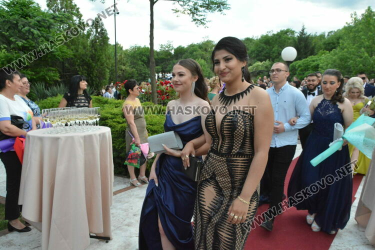 Ретро коли возиха абитуриенти от Гимназията по туризъм