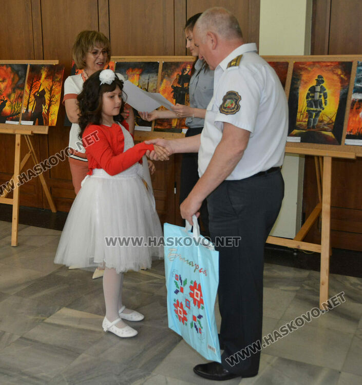 В Хасково наградиха победителите в конкурса „С очите си видях бедата“