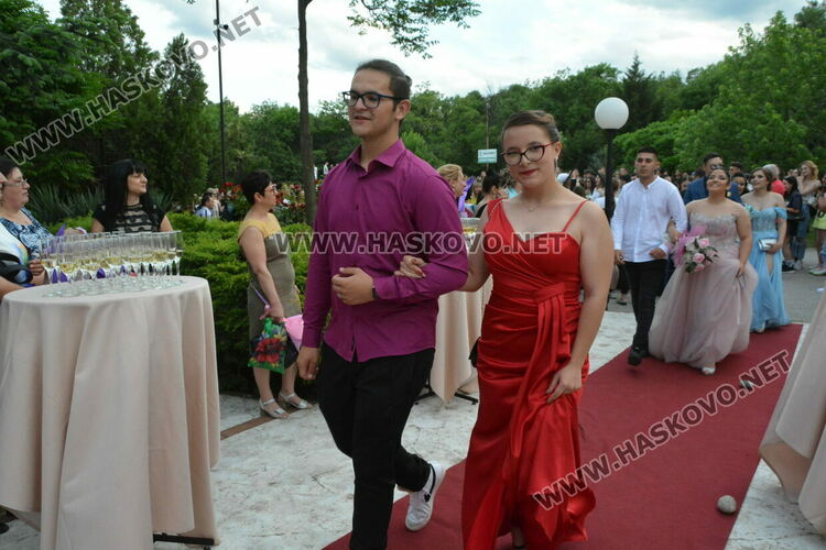 Ретро коли возиха абитуриенти от Гимназията по туризъм