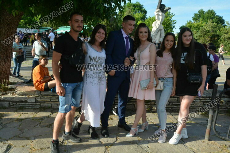 Ретро коли возиха абитуриенти от Гимназията по туризъм