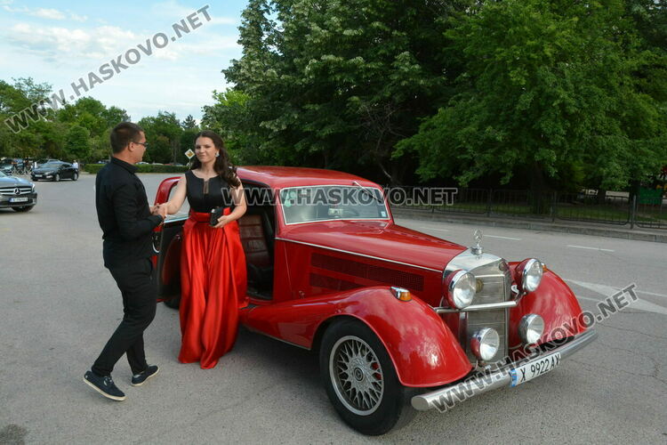 Ретро коли возиха абитуриенти от Гимназията по туризъм