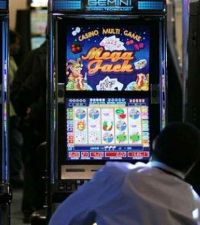 В Смолян пиян комарджия скочи на бой на полицаи, които сам  извикал