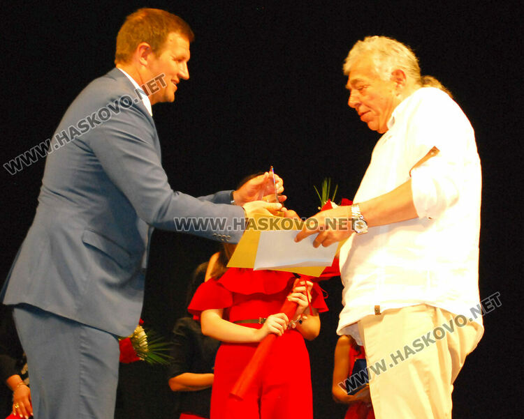 Янко Митев (вдясно)