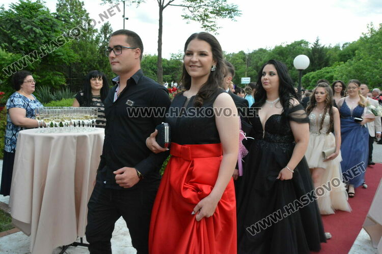 Ретро коли возиха абитуриенти от Гимназията по туризъм