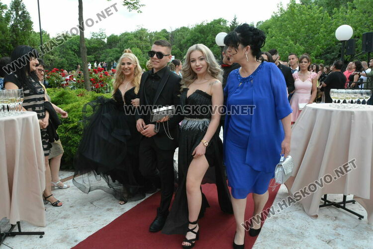 Ретро коли возиха абитуриенти от Гимназията по туризъм