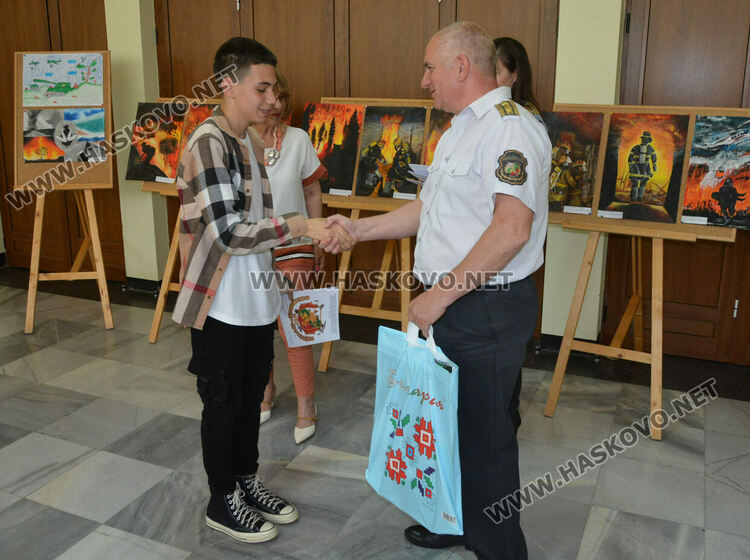 В Хасково наградиха победителите в конкурса „С очите си видях бедата“