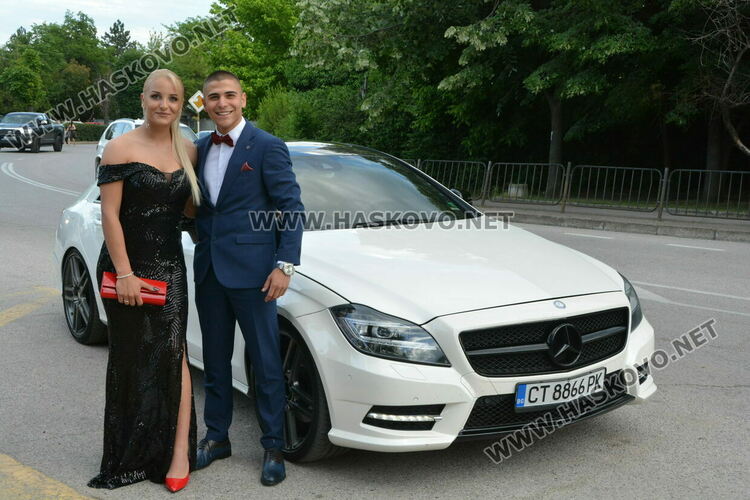 Ретро коли возиха абитуриенти от Гимназията по туризъм