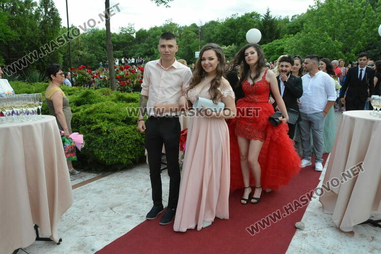 Ретро коли возиха абитуриенти от Гимназията по туризъм