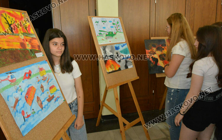 В Хасково наградиха победителите в конкурса „С очите си видях бедата“