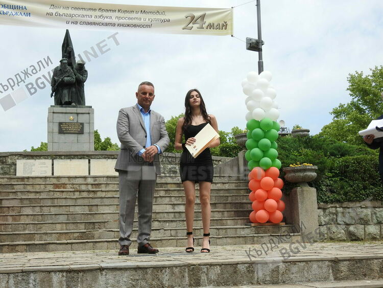 Ротари клуб Кърджали връчи стипендии на изявени ученици по случай 24 май 