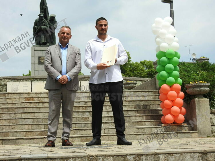 Ротари клуб Кърджали връчи стипендии на изявени ученици по случай 24 май 