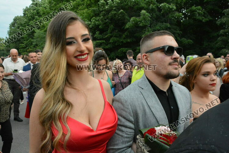 Красиви и елегантни тази вечер празнуват зрелостниците от Езиковата