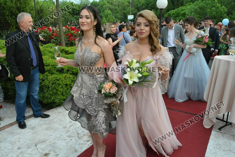 Като модна бомба избухнаха на бала си абитуриентите от ФСГ