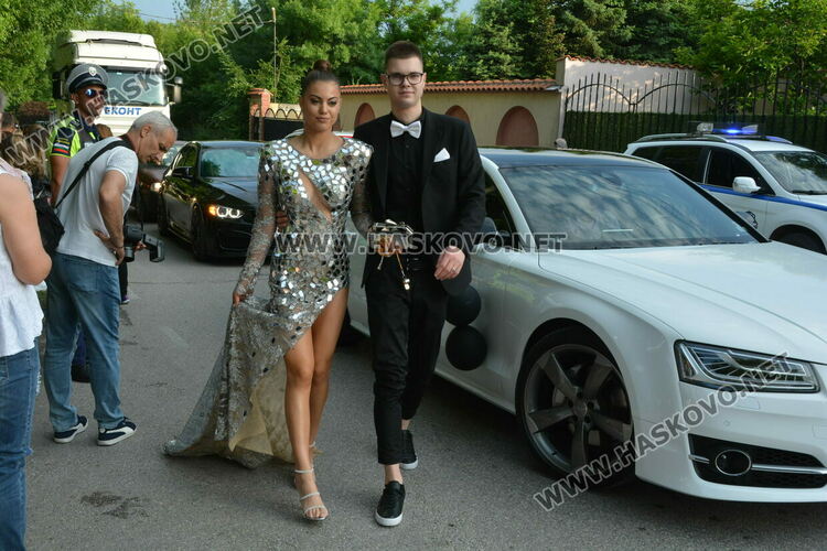 Красиви и елегантни тази вечер празнуват зрелостниците от Езиковата