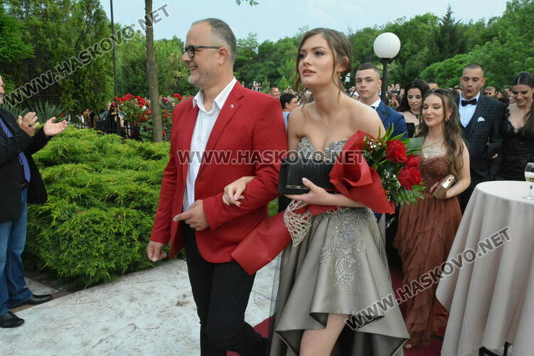 Като модна бомба избухнаха на бала си абитуриентите от ФСГ