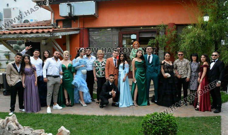 Гимназията по лека промишленост изпрати две паралелки моделиери и фризьори