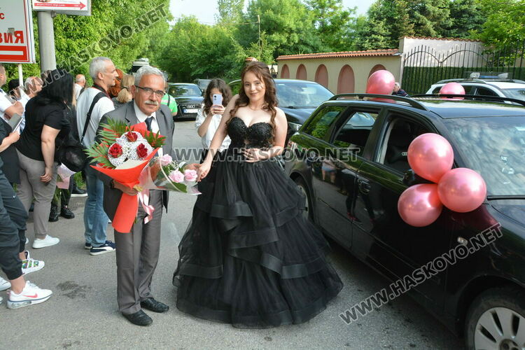 Красиви и елегантни тази вечер празнуват зрелостниците от Езиковата