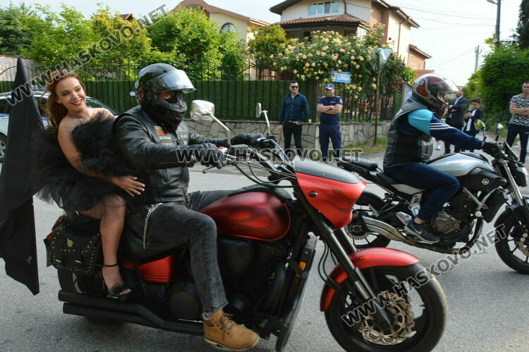 Красиви и елегантни тази вечер празнуват зрелостниците от Езиковата