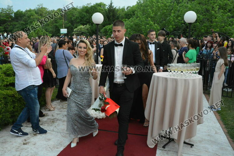 Като модна бомба избухнаха на бала си абитуриентите от ФСГ