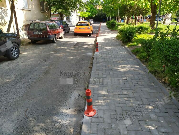 Общината реши кардинално казуса със Златния тротоар, постави ограничители срещу паркиране