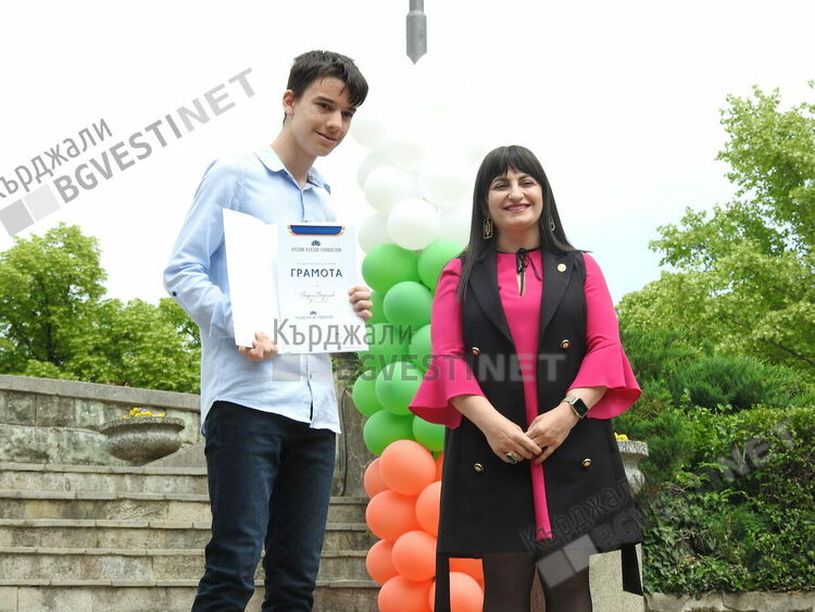 Фондация „Хюсние Кяшиф” с награди за изявени средношколци в Кърджали