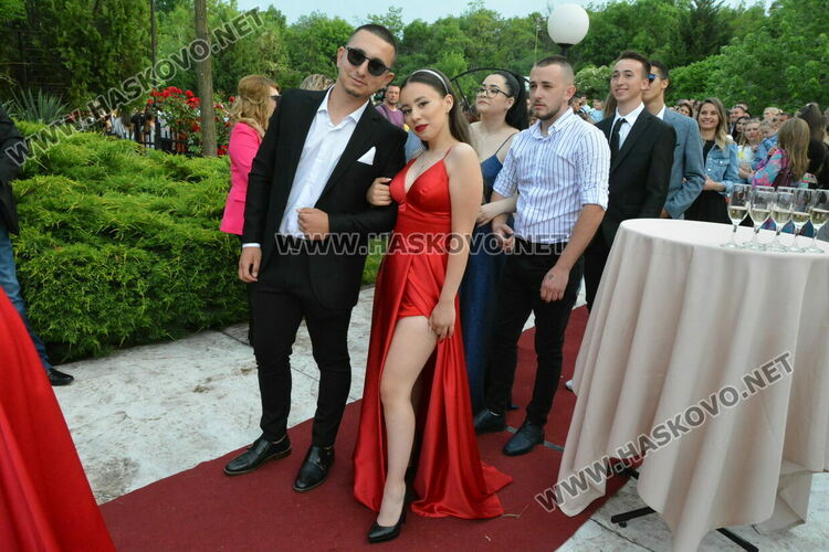 Като модна бомба избухнаха на бала си абитуриентите от ФСГ