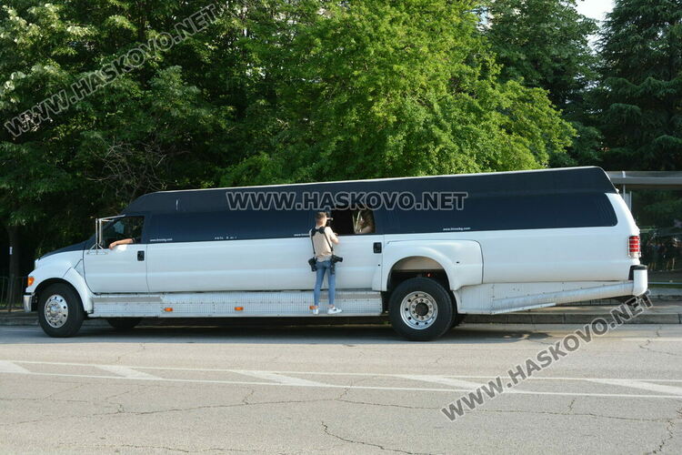 Като модна бомба избухнаха на бала си абитуриентите от ФСГ