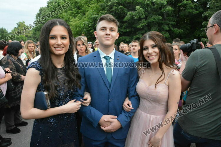 Красиви и елегантни тази вечер празнуват зрелостниците от Езиковата