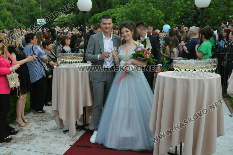 Като модна бомба избухнаха на бала си абитуриентите от ФСГ