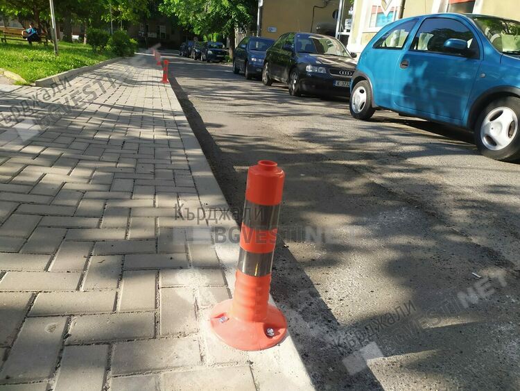 Общината реши кардинално казуса със Златния тротоар, постави ограничители срещу паркиране