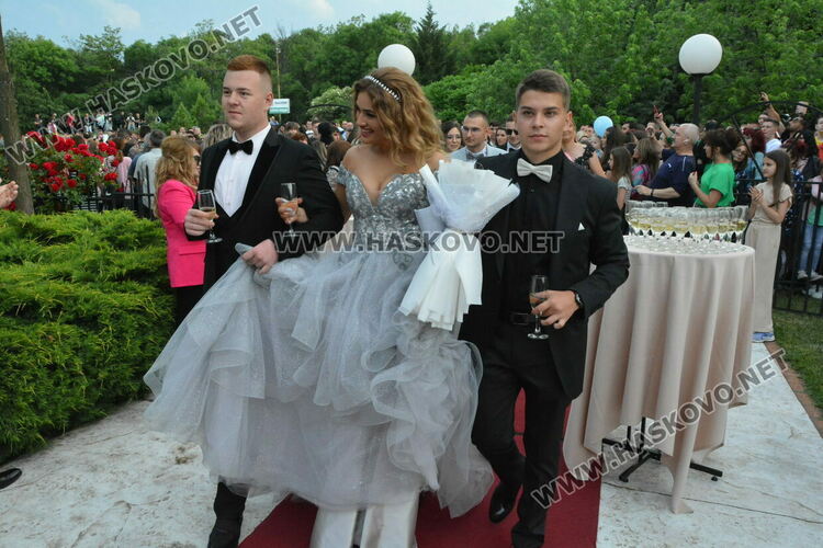 Като модна бомба избухнаха на бала си абитуриентите от ФСГ