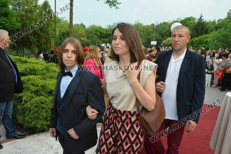 Като модна бомба избухнаха на бала си абитуриентите от ФСГ