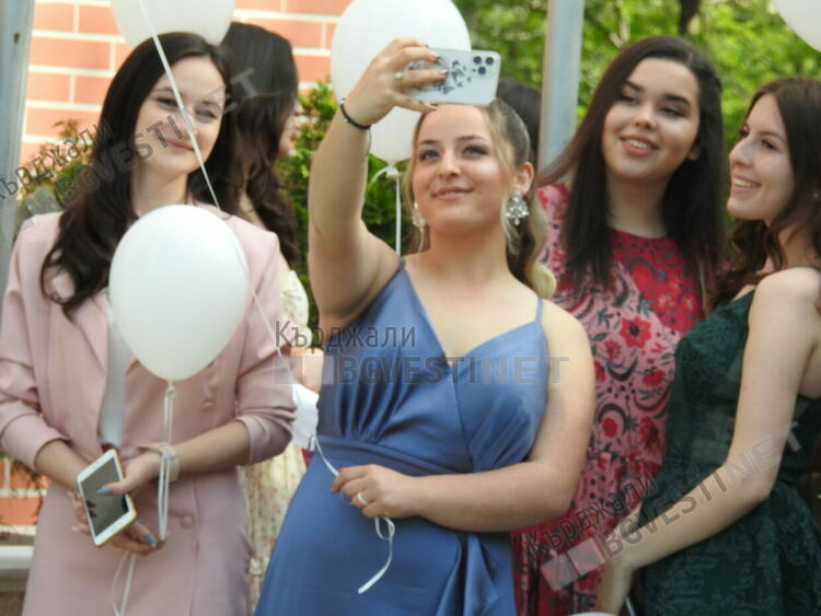   Гимназията с вековна история "Христо Ботев" изпрати стотния си випуск абитуриенти