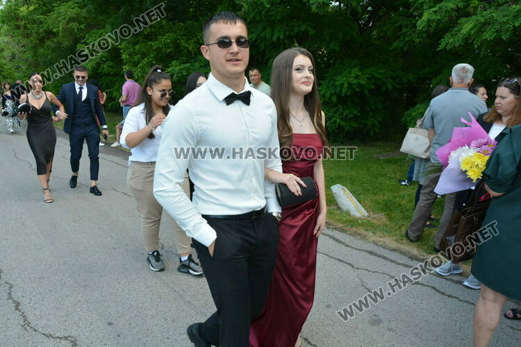 Красиви и елегантни тази вечер празнуват зрелостниците от Езиковата
