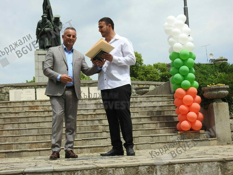 Ротари клуб Кърджали връчи стипендии на изявени ученици по случай 24 май 